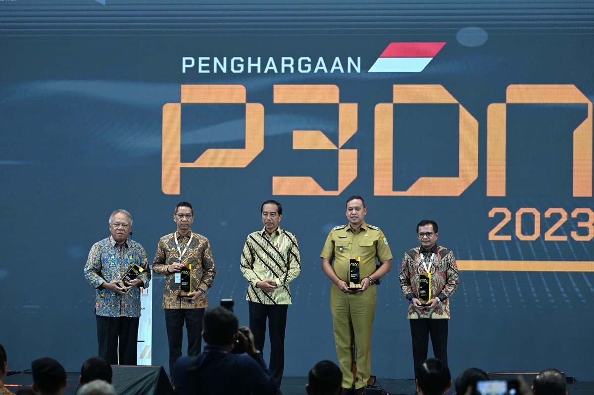 Direktur Utama SIG, Donny Arsal (kanan) bersama Presiden RI, Joko Widodo dalam Penghargaan P3DN Tahun 2023 di Istora Gelora Bung Karno, Jakarta, pada Rabu (15/3). (foto: SIG for jatimnow.com)