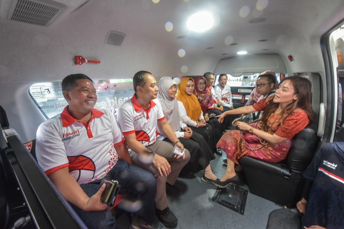 Kenyamanan Feeder Wira Wiri Suroboyo dijajal Wali Kota Eri Cahyadi. (Foto: dok.jatimnow.com)