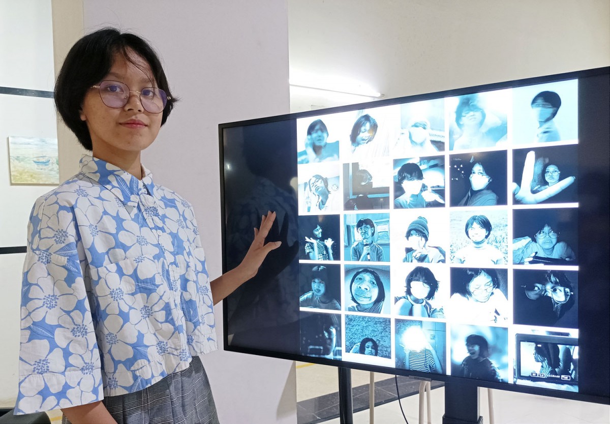 Malya Sasmaya dan foto karyanya (Foto: Sahlul Fahmi/jatimnow.com)