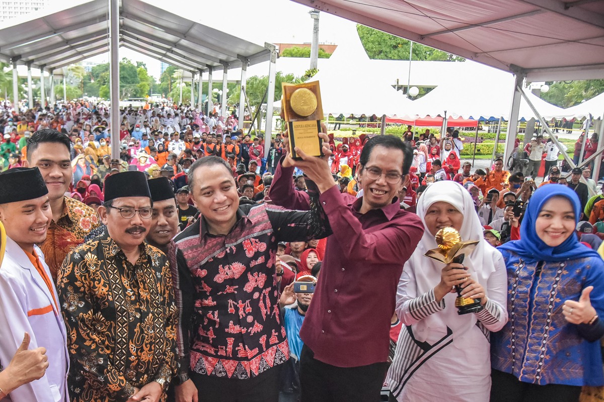 Wali Kota Surabaya, Eri Cahyadi bersama Ketua DPRD Surabaya, Adi Sutarwijono mengangkat piala Adipura Kencana. (foto-foto: Humas Pemkot Surabaya for jatimnow.com)