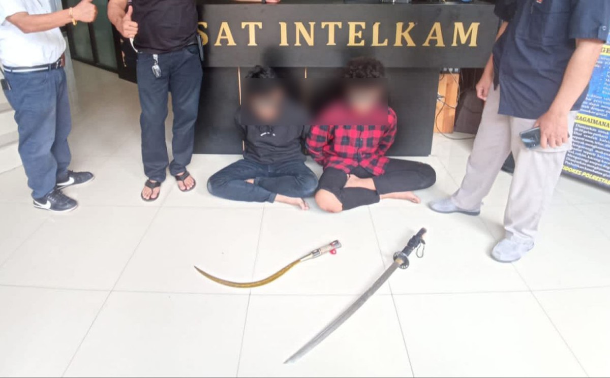 Dua pemua anggota gengster diamankan bersama barang bukti sajam yang mereka bawa (Foto: Satintelkam Polrestabes Surabaya)