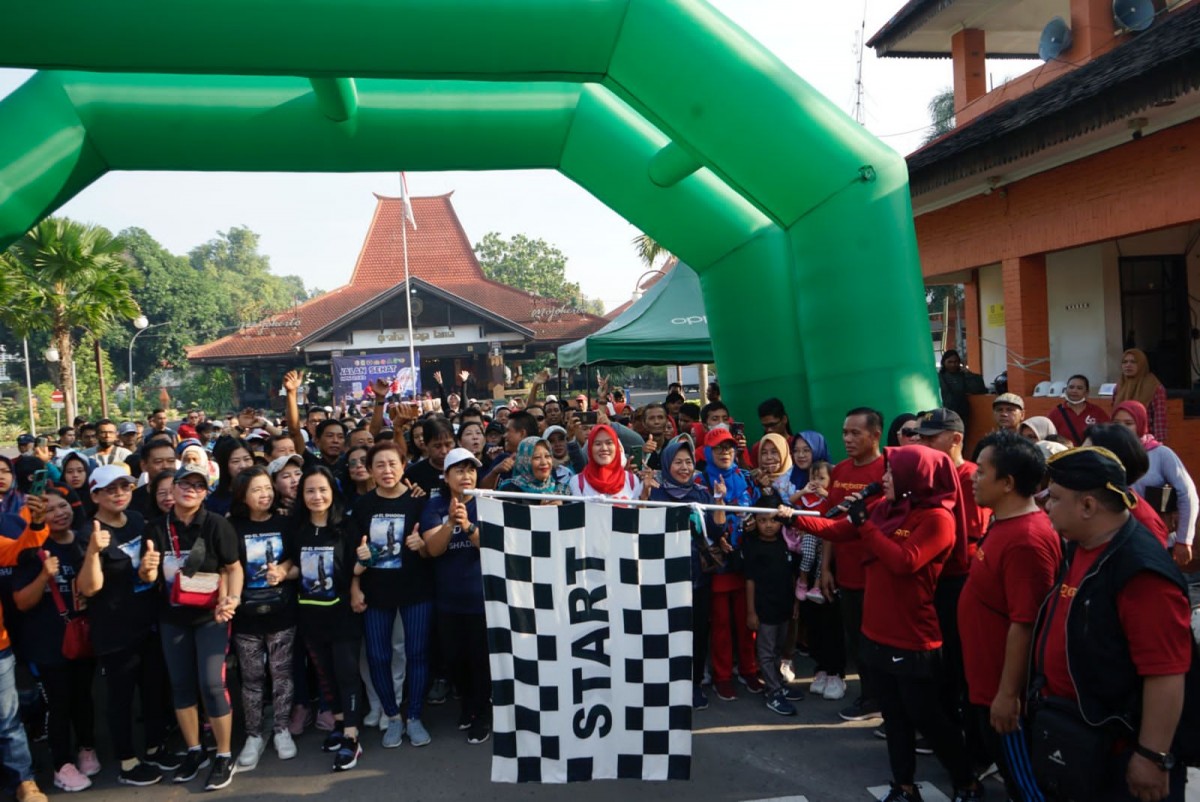 Meriahnya Pergelaran Jalan Sehat Puncak HPN di Mojokerto