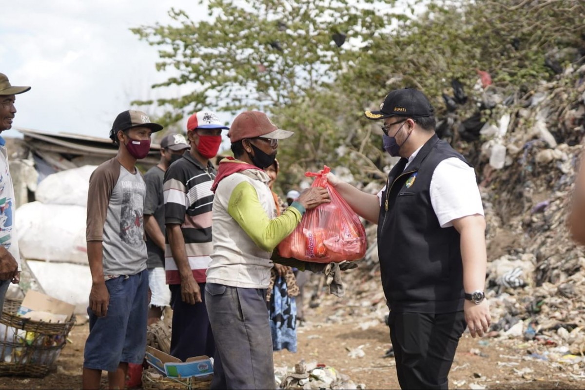 Bupati Kediri Hanindhito Himawan Pramana (Mas Dhito) memberikan bantuan untuk masyarakat (Foto: Humas Pemkab Kediri/jatimnow.com)