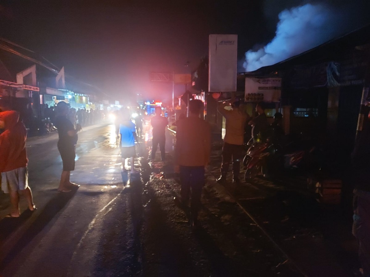 Toko Onderdil Diesel di Kediri Terbakar, Gerai Ayam Geprek Tersambar