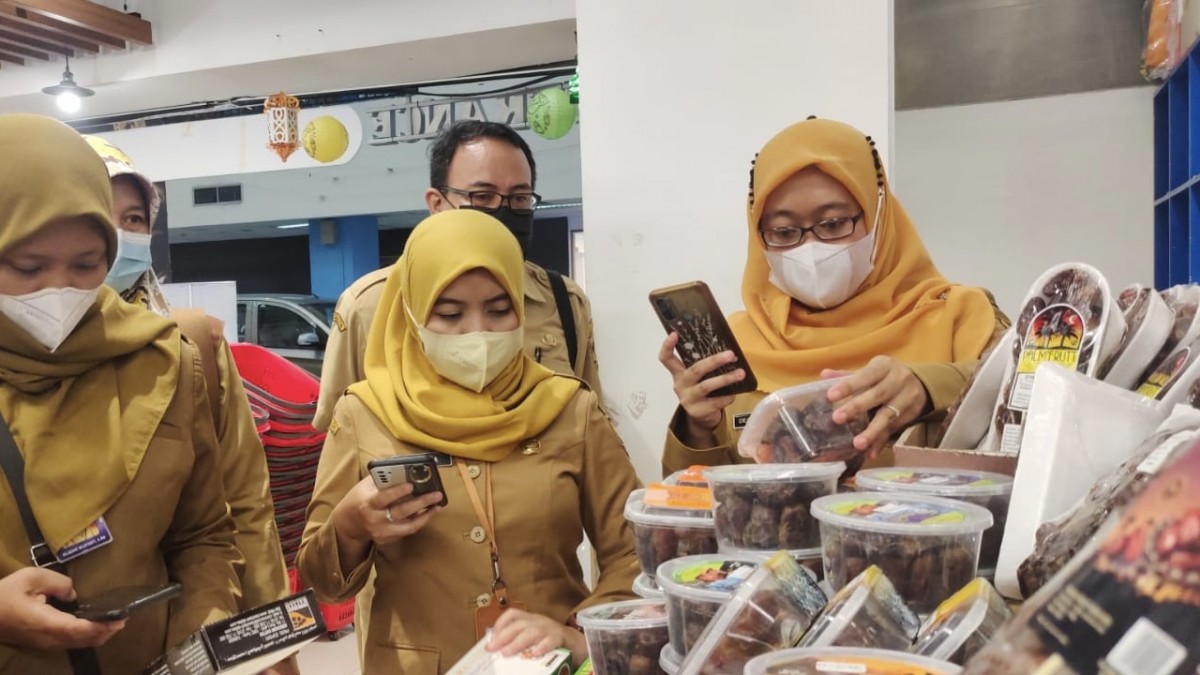 Sidak Mamin di Supermarket, DKPP Kota Kediri Temukan Kurma Salahi Izin Edar