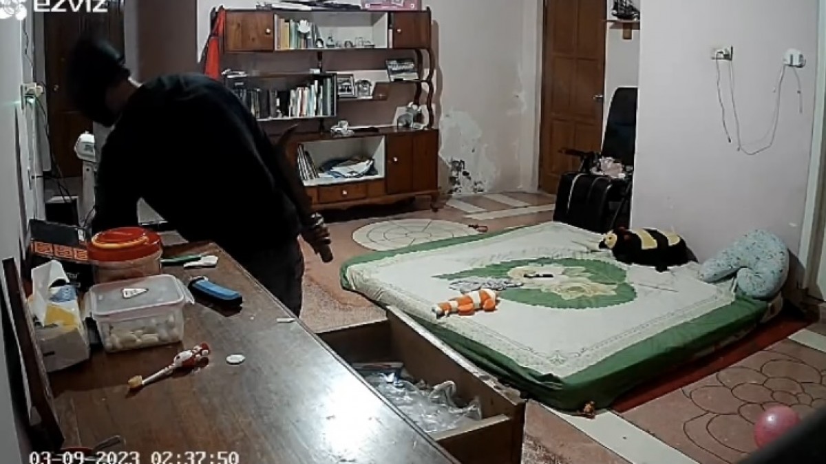 Tangkapan layar CCTV aksi maling bertopeng bersenjata celurit.