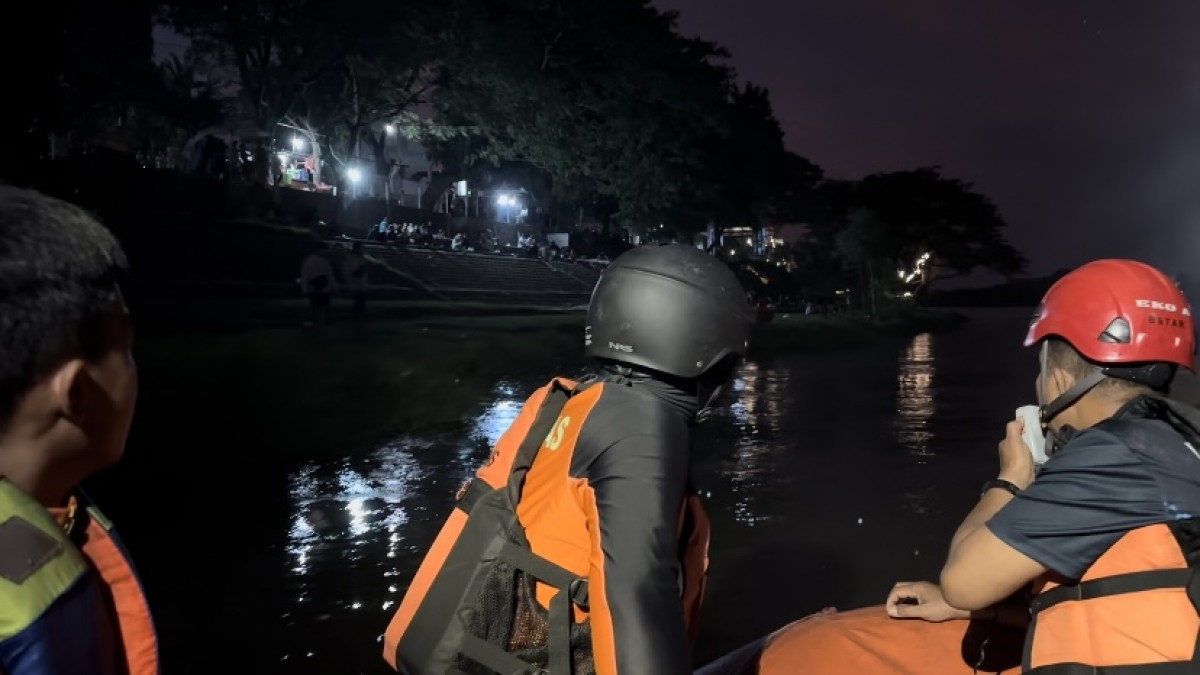 Tim gabungan melakukan susur Sungai Brantas. (Foto: Yanuar Dedy/jatimnow.com)