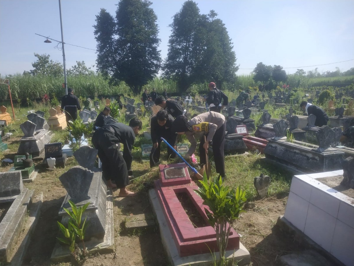 Forum perguruan silat di Kediri bersih-bersih makam desa. (Foto: Polsek Ringinrejo for jatimnow.com)