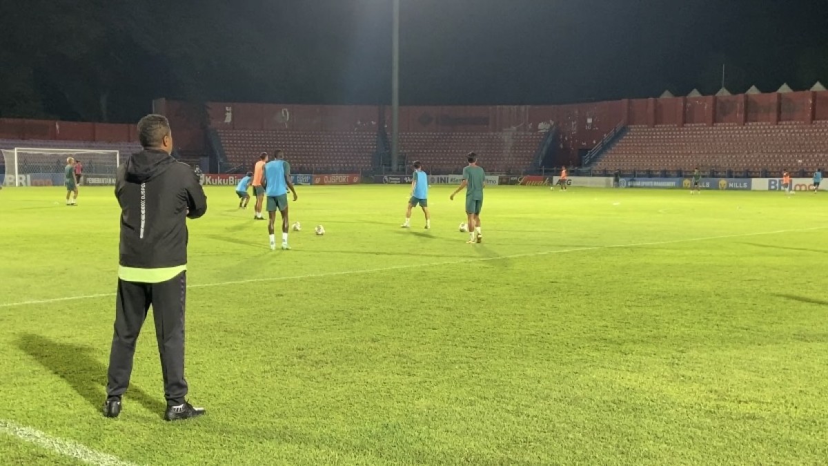 Divaldo Alves memantau anak asuhnya dalam latihan terakhir di Stadion Brawijaya. (Foto: Yanuar Dedy/jatimnow.com)