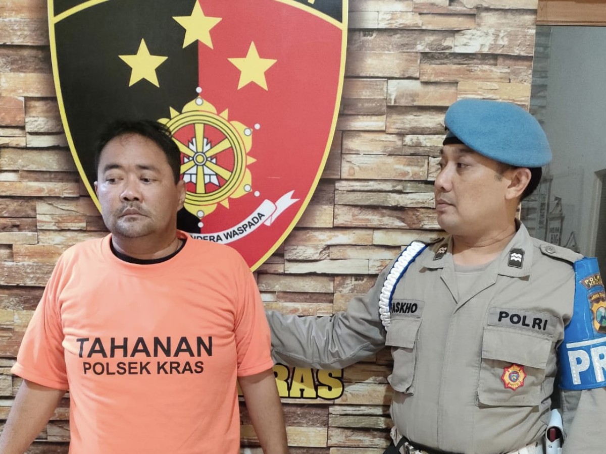 Pelaku perjudian sabung ayam saat diamankan di Polsek Kras. (Foto : Polsek Kras/ for jatimnow.com)