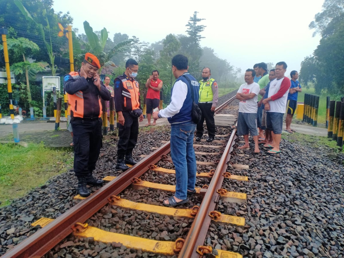 Wanita di Kediri Tewas  Tersambar Kereta Api, Diduga Berjalan Tepi Rel Sambil Telepon