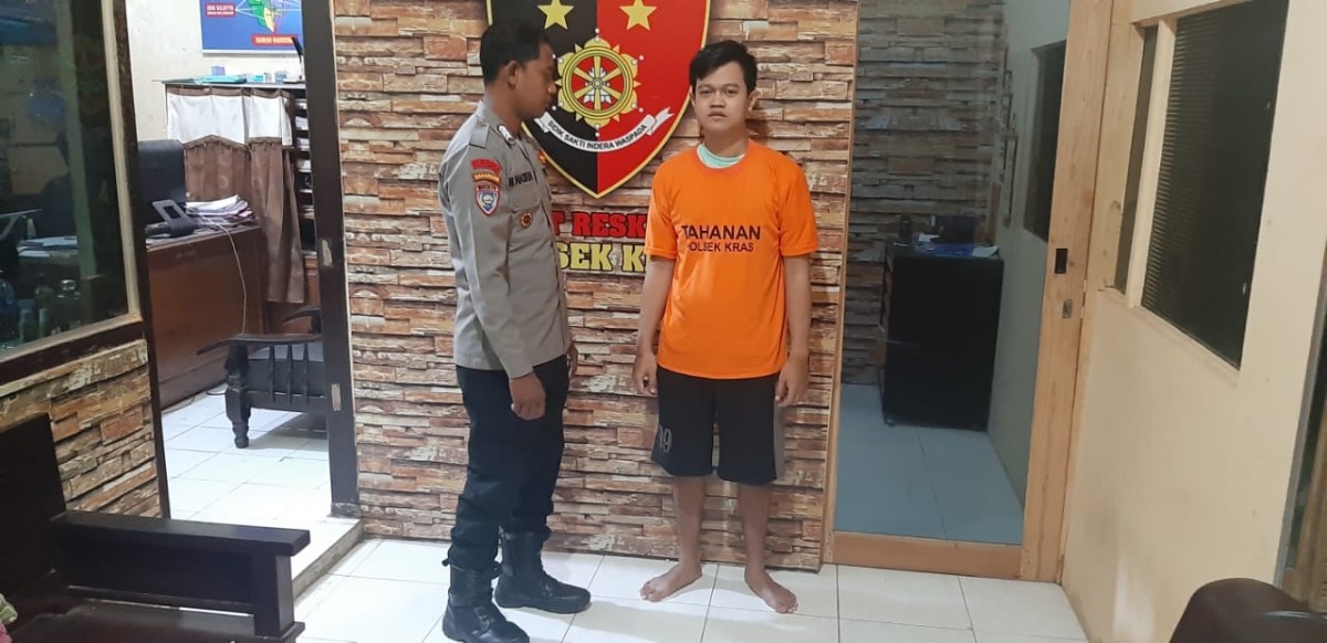 Pelaku saat diamankan Polsek Kras. (Foto: Polsek Kras for jatimnow.com)