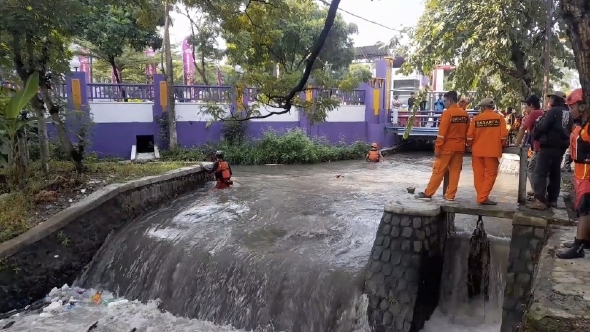 Proses pencarian korban oleh BPBD, Basarnas dan relawan di utara RSUD Gambiran. (Foto: Yanuar Dedy/jatimnow.com)