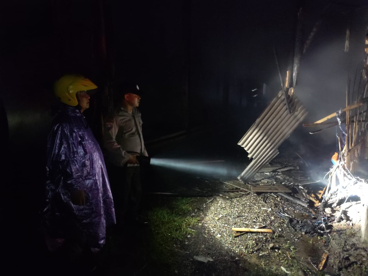 Kondisi kandang ayam di Ngadiluwih usai terbakar. (Foto: Polsek Ngadiluwih/jatimnow.com)