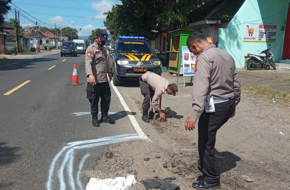 Wanita di Kediri Meninggal Usai Tertabrak Mobil Jenazah