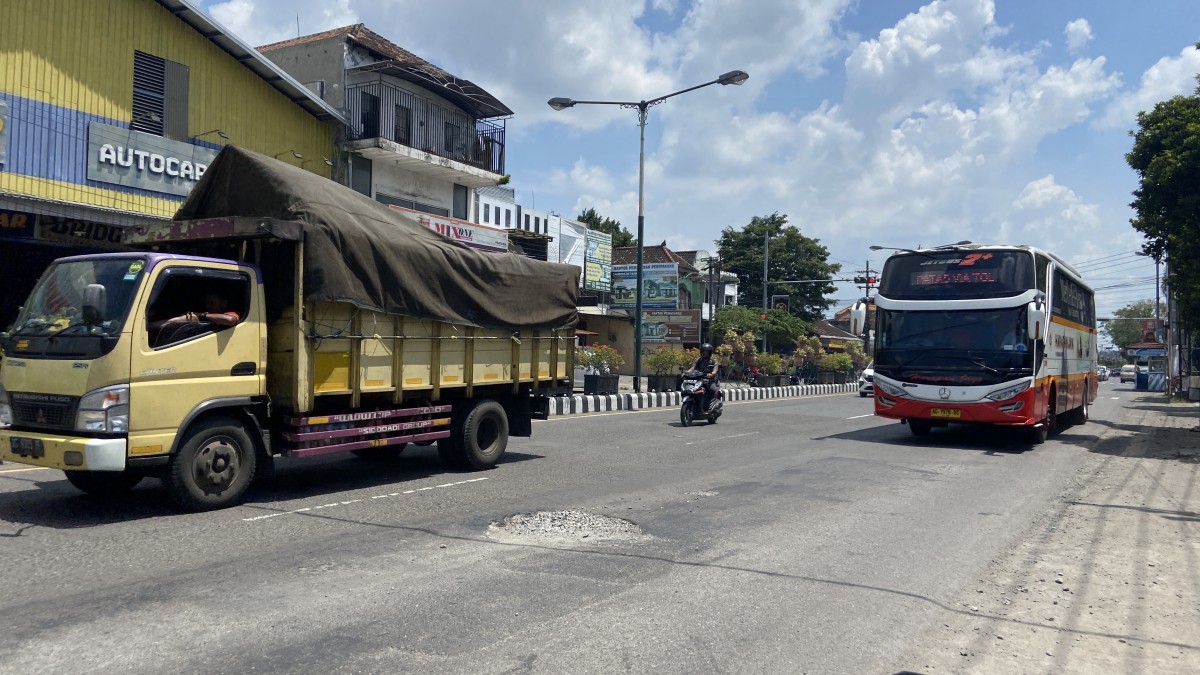 Bahaya! Jalan A Yani Kota Kediri Rusak, Dampak Penutupan Jembatan Bandar Ngalim