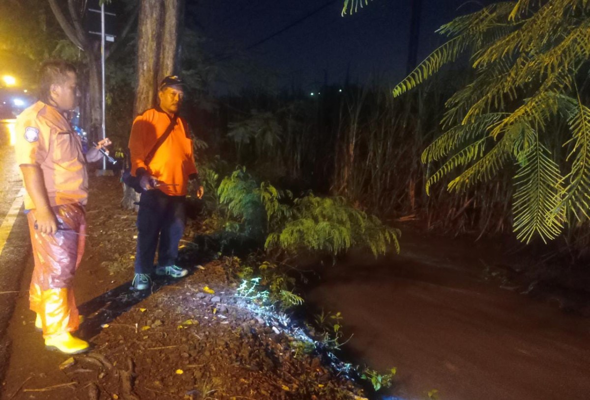 BPBD melakukan pemantauan di lokasi. (Foto: warga for jatimnow.com)