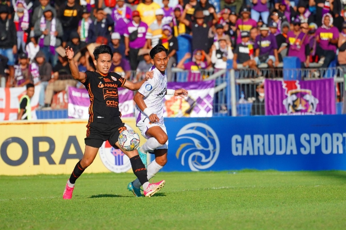 Pemain Persija Witan Sulaeman duel dengan pemain Persik Yusuf Meilana. (Foto: Persik Kediri/jatimnow.com)