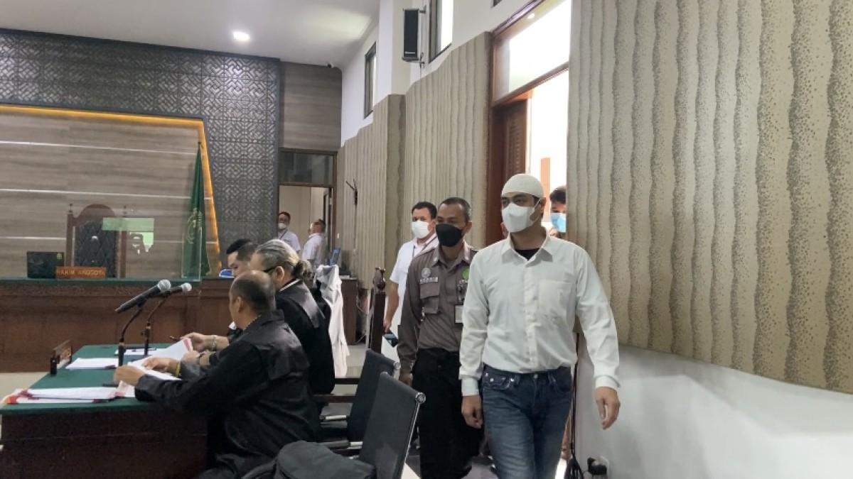 Ferry Irawan saat datang di Pengadilan Negeri Kediri. (Foto : Yanuar Dedy/jatimnow.com)