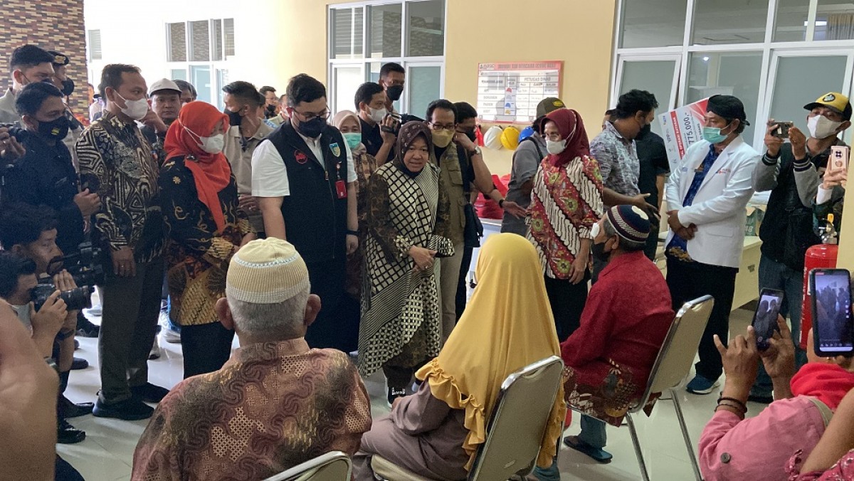 Mensos Tri Rismaharini bersama Mas Dhito meninjau proses operasi katarak di RSUD SLG. (Foto: Yanuar Dedy/jatimnow.com)