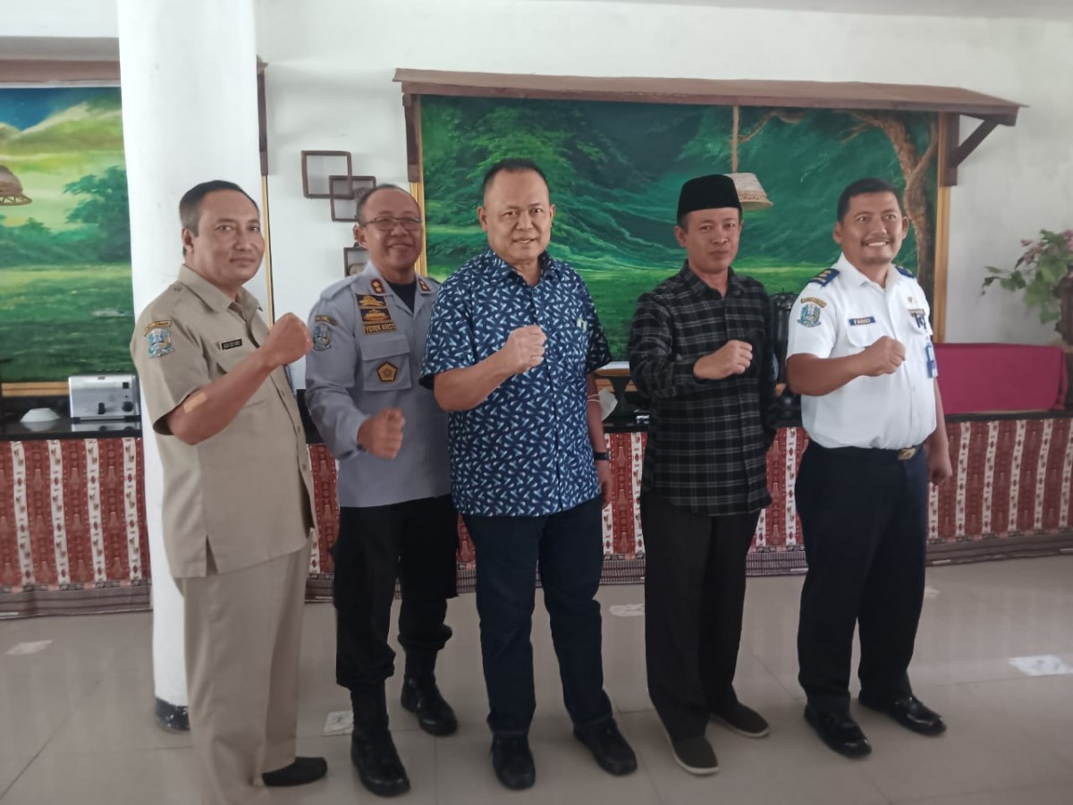 Ketua Komisi D DPRD Jatim dr Agung Mulyono (biru-tengah). (Foto:.Yono for jatimnow.com)