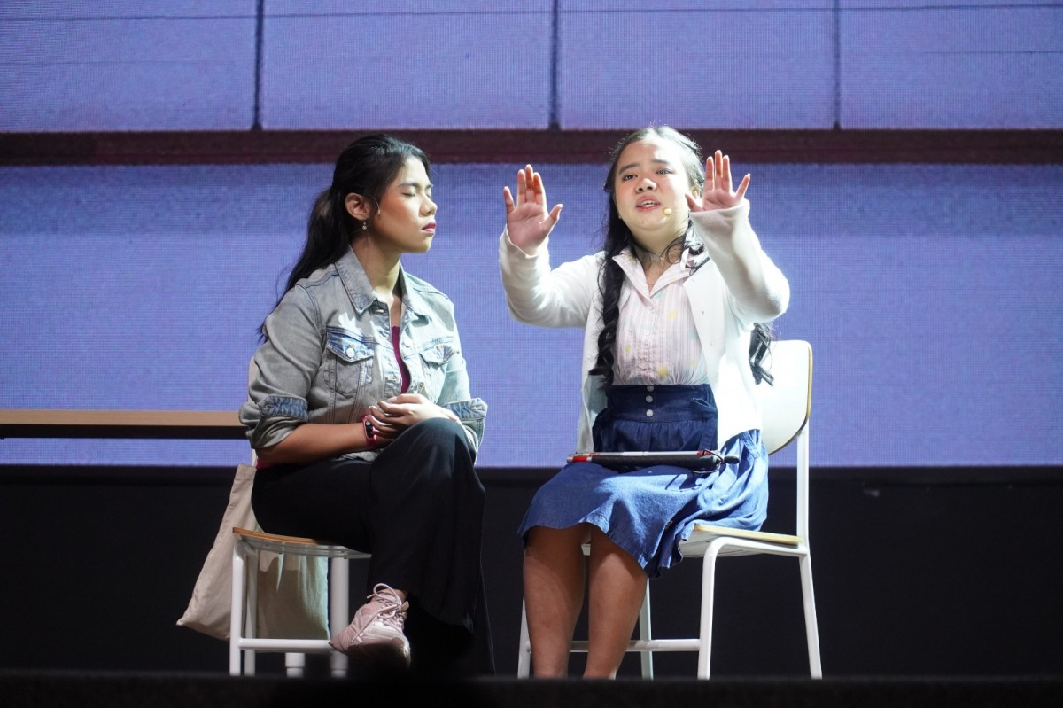 Olivia Agatha memerankan sebagai Maya (berjaket) bermain peran bersama Saranietha yang berperan sebagai difabel bernama Santi (Foto: Humas UK Petra for jatimnow.com)