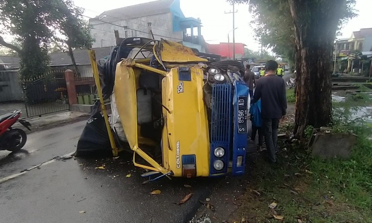 Kondisi truk muatan beras yang terguling usai tabrak pohon di Jombang. (Foto: Elok Aprianto/jatimnow.com)