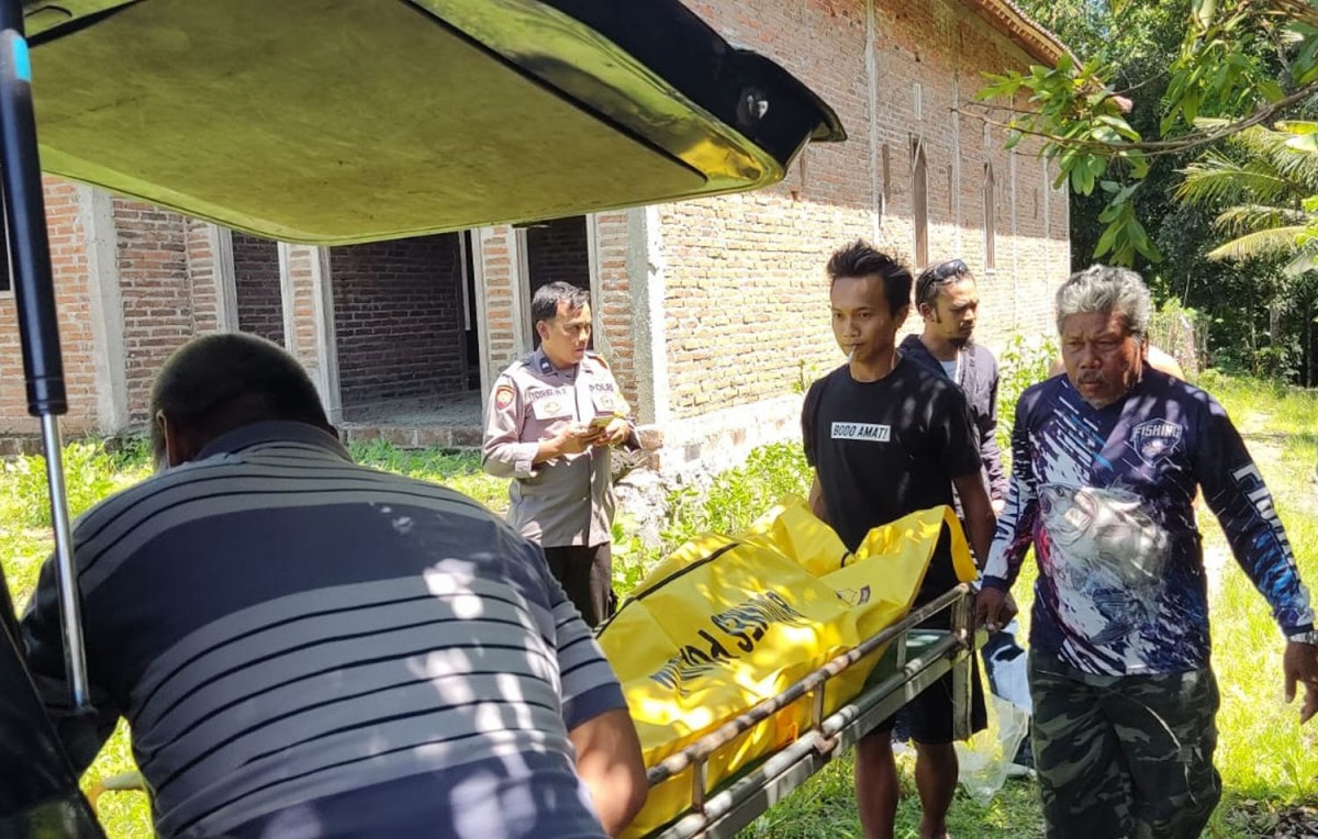 Evakuasi mayat wanita misterius di Banyuwangi (Foto: Polsek Tegalsari for jatimnow.com)