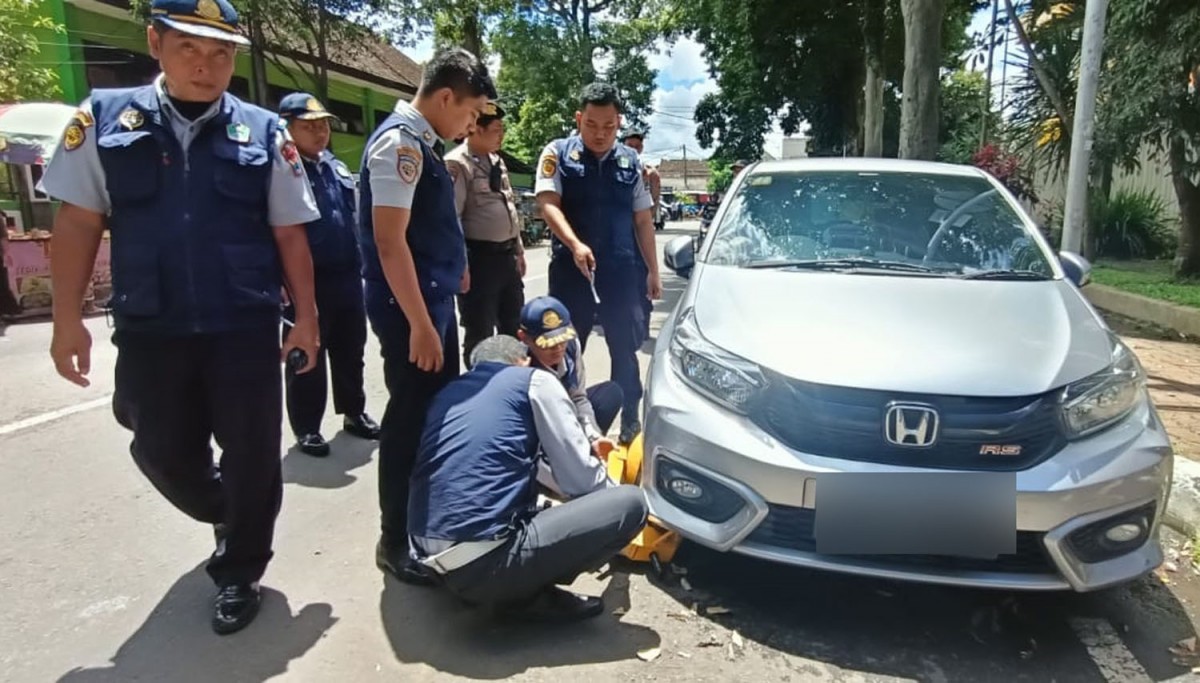 Parkir Sembarangan, Belasan Mobil Digembok Dishub Kota Malang