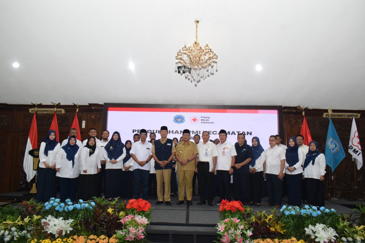 Pelantikan pengurus PMI kecamatan se Lamongan oleh Bupati Yuhronur Efendi (Foto: Humas Pemkab Lamongan for jatimnow.com)