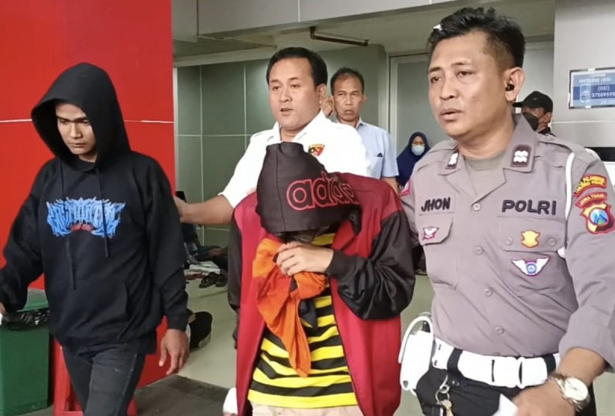 Dua pelaku saat berada di RS Soewandhi. (Foto: Rama Indra jatimnow.com/jatimnow.com)