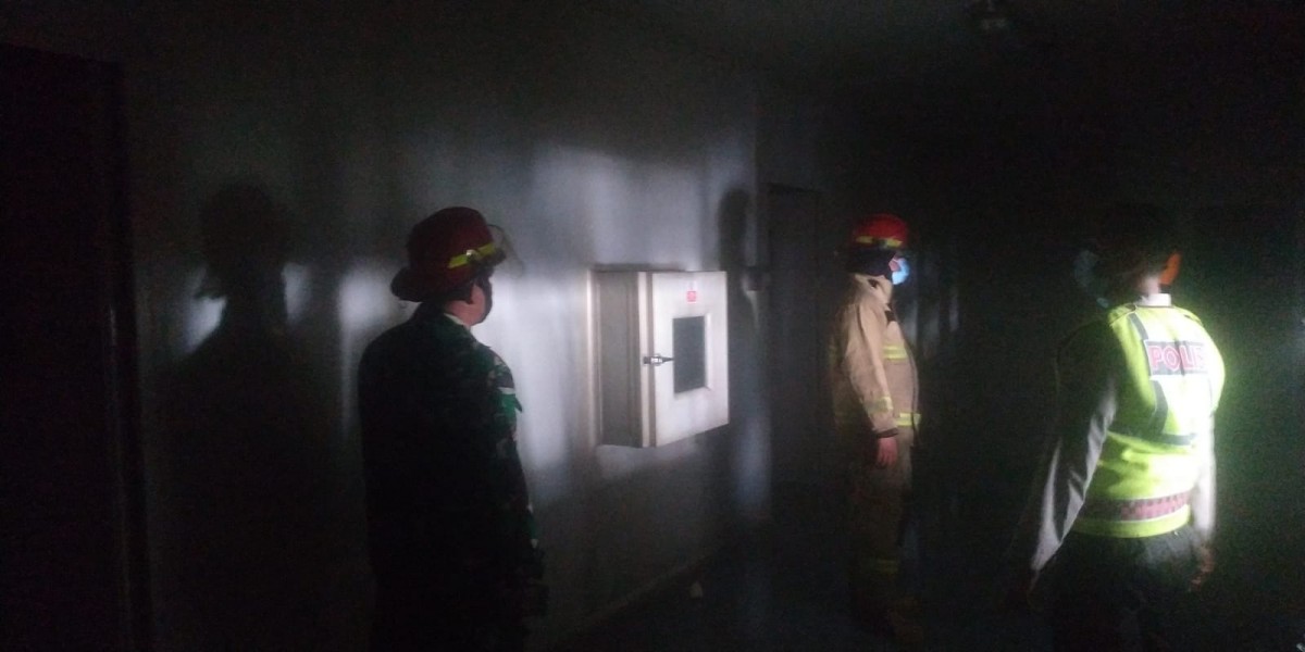 Petugas pemadam kebakaran saat melakukan pembasahan (Foto: Damkar Bojonegoro for jatimnow.com)