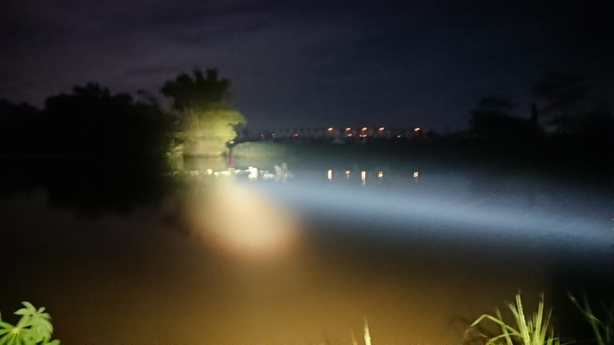 Belasan pencari ikan terjebak di Sungai Brantas. (Foto: Bramanta Pamungkas/jatimnow.com)