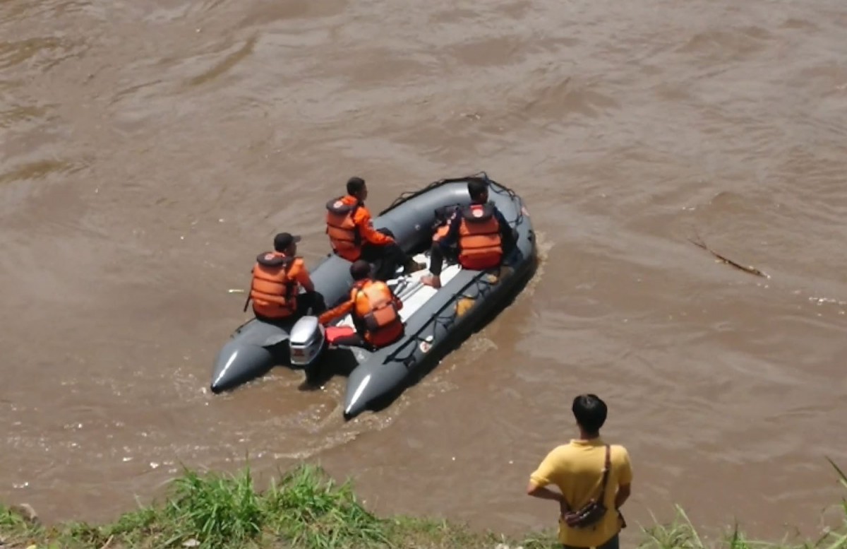 Petugas saat melakukan pencarian terhadap pencari ikan di Sungai Brantas Tulungagung (Foto: Bramanta Pamungkas/jatimnow.com)