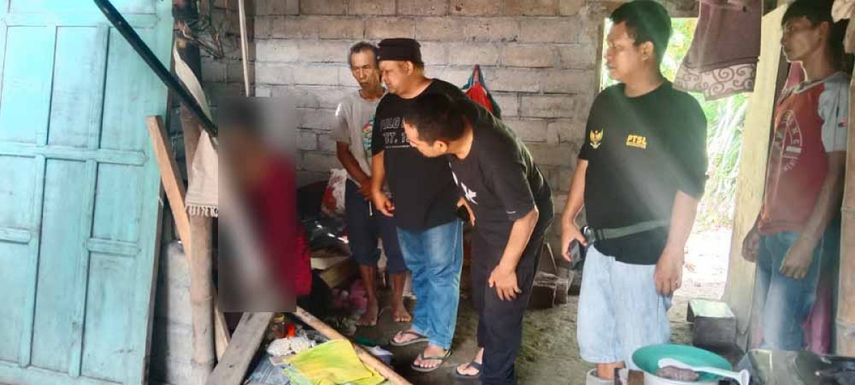 Petugas berada di lokasi gantung diri. (Polsek Pesanggaran for jatimnow.com)