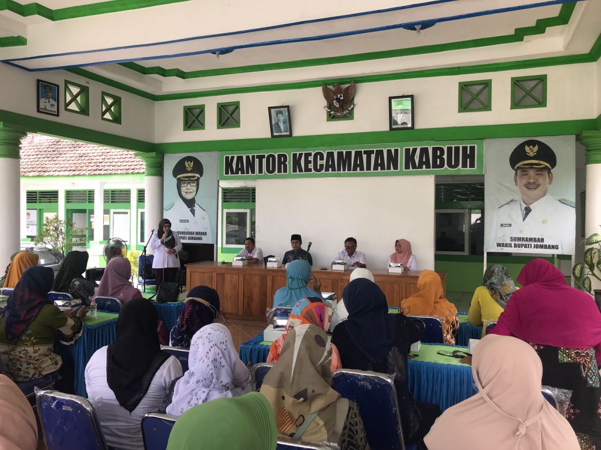 Suasana rapat publik antara wakil rakyat DPRD Jombang dengan warga Kecamatan Kabuh. (Foto-foto: Elok Aprianto/jatimnow.com)
