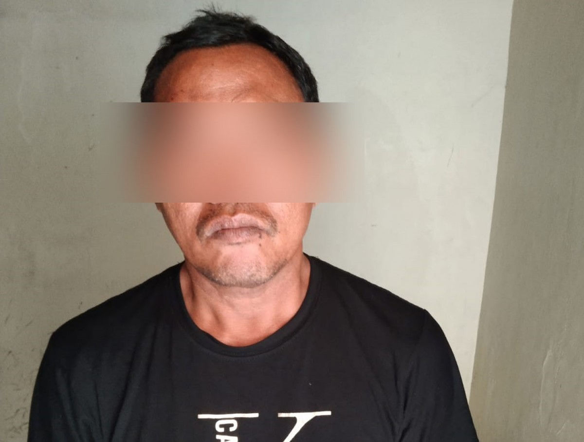 Penjual bensin eceran saat diamankan (Foto: Polsek Genteng for jatimnow.com)