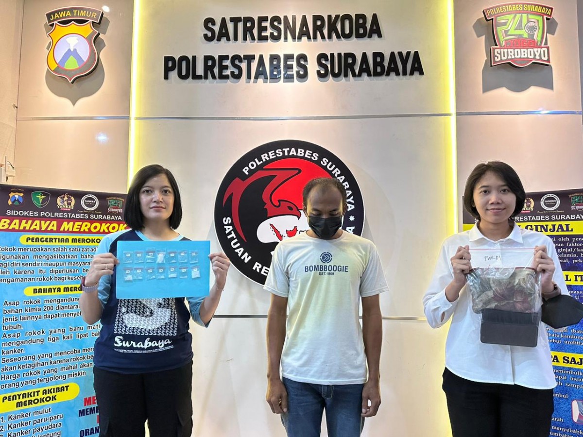 Kuli bangunan yang terlibat peredaran narkoba (Foto: Satresnarkoba Polrestabes Surabaya)