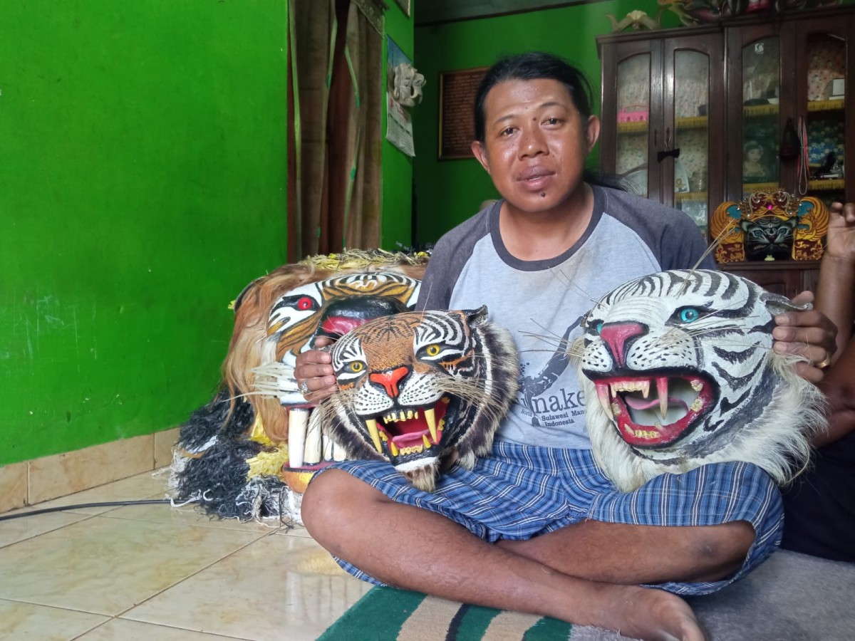 Pria di Banyuwangi Sulap Limbah Tray Telur Jadi Karya Seni Bernilai Tinggi