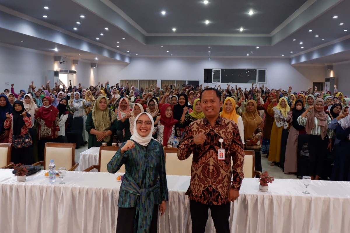 Anggota Komisi XI PKB DPR RI Farida Hidayati (kiri) bersama Kepala Bagian Edukasi dan Perlindungan Konsumen OJK Regional 4 Jawa Timur, Rifnal Alfani (kanan). (Foto: Khusnul for jatimnow.com)