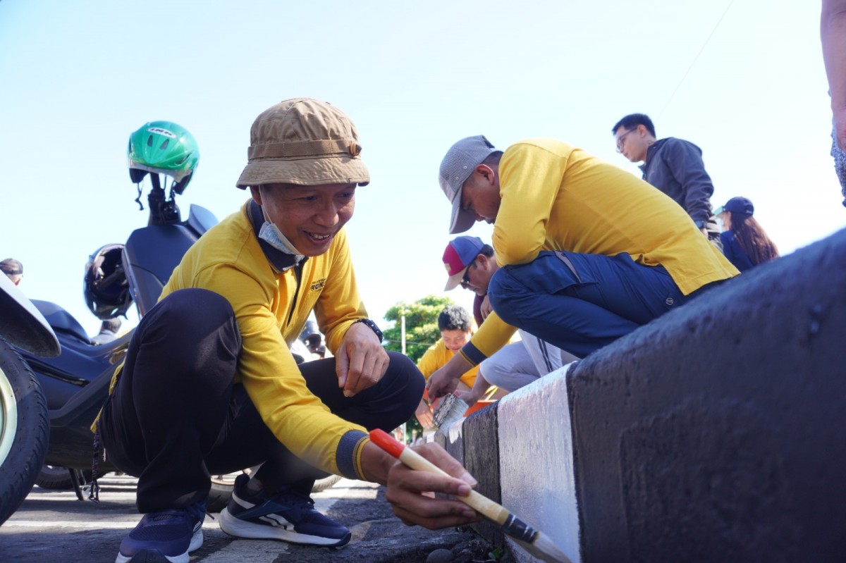 ASN Pemkot Batu melakukan pengecatan trotoar. (Foto: Diskominfo Kota Batu for jatimnow.com)