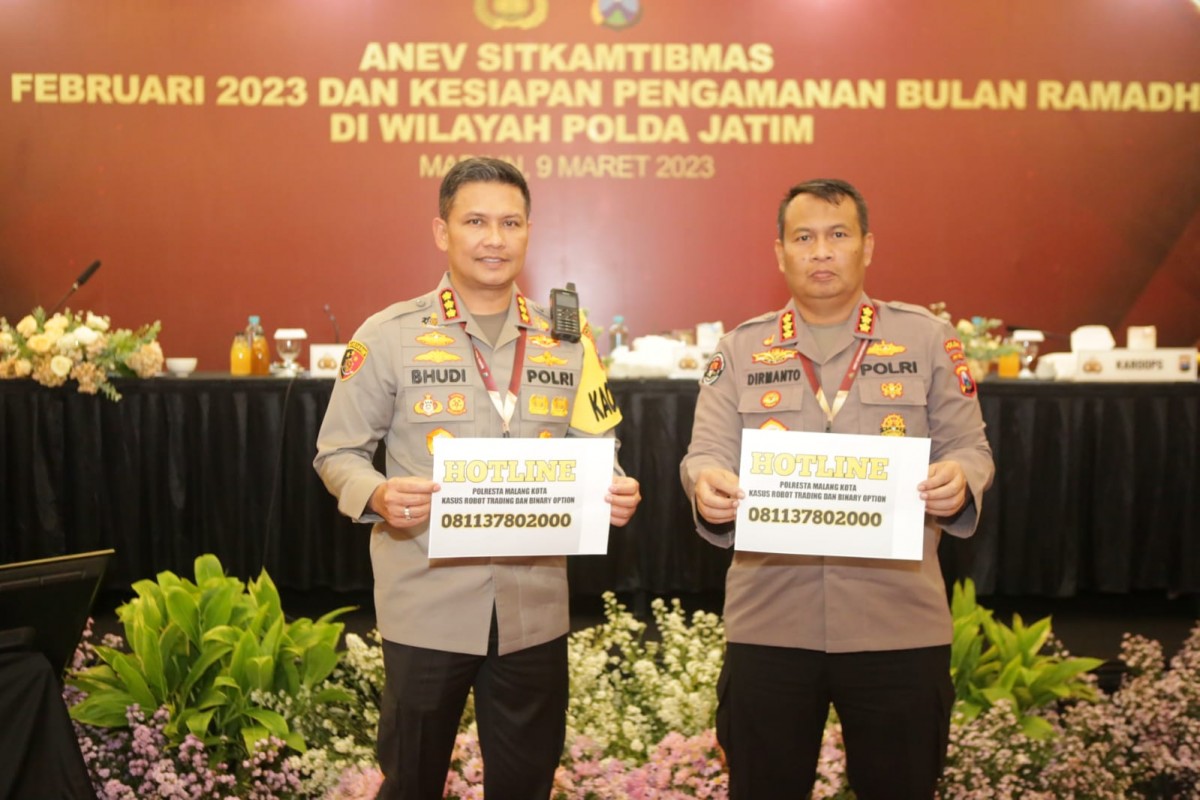 Kapolresta Malang Kota, Kombes Pol Budi Hermanto dan Kabid Humas Polda Jatim Kombes Pol Dirmanto menunjukkan nomor hotline pengaduan korban Wahyu Kenzo (Foto: Humas Polresta Malang Kota)