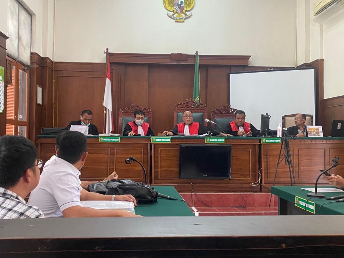 Majelis hakim saat menggelar sidang perkara PKPU antara pemohon PT GBE dan termohon PT LED di Pengadilan Niaga pada Pengadilan Negeri Surabaya (Foto: Zain Ahmad/jatimnow.com)