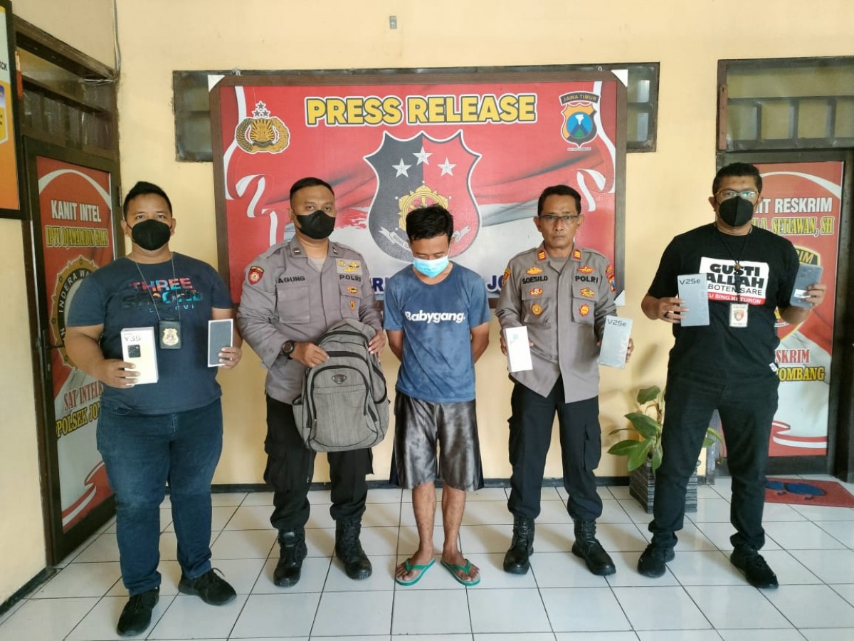 Pelaku pencurian HP saat diamankan polisi di Polsek Jombang. (Foto: Elok Aprianto/jatimnow.com)