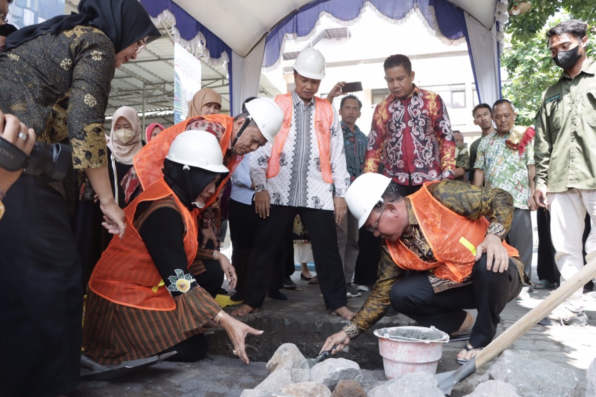 Peletakan batu pertama renovasi Masjid Baabush Sholihin Unitomo Surabaya oleh Bupati Kotabaru Sayed Jafar Al-Idrus dan rektor (Foto: Unitomo foto jatimnow.com)