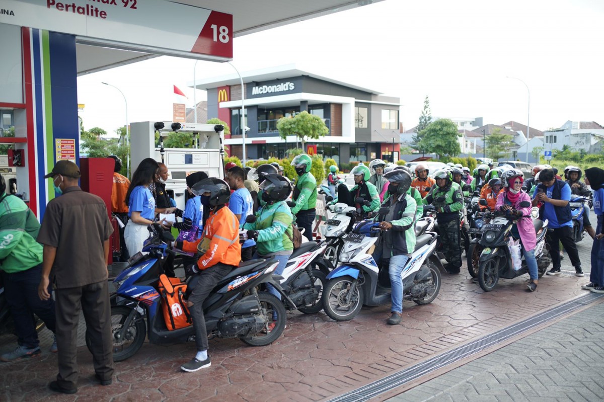 Ratusan driver ojol mengantre BBM gratis di Surabaya (Foto: Tom Liwafa for jatimnow.com)