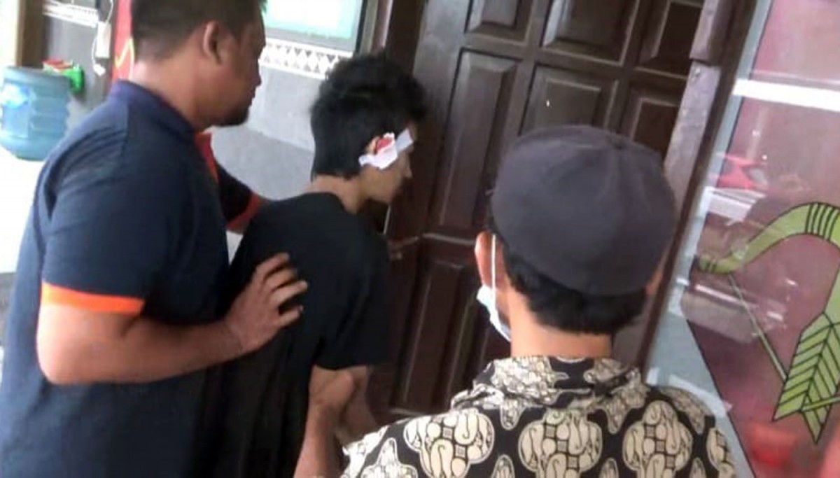 Pelaku diamankan polisi usai dihajar warga lantaran terpergok hendak mencuri motor (Foto: Elok Aprianto/jatimnow.com)