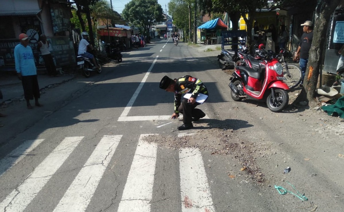 Polisi saat melakukan olah TKP di lokasi kejadian kecelakaan. (Foto: Elok Aprianto/jatimnow.com)