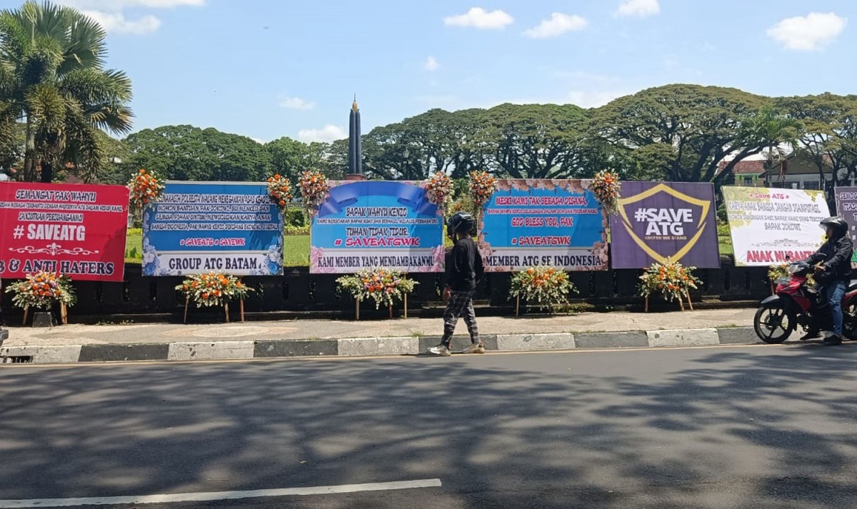 Papan dukungan terhadap Wahyu Kenzo dan agar ATG tidak ditutup operasinya (Foto: Yona for jatimnow.com)