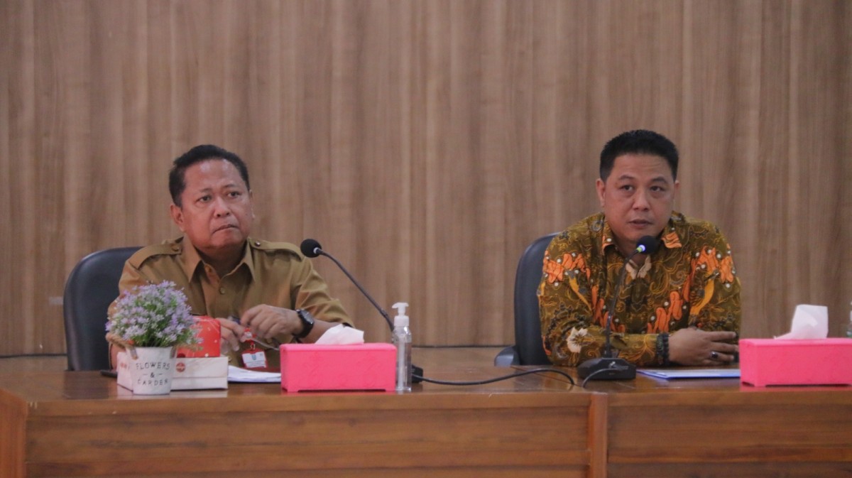 Ketua BPKN Rizal E Halim (kanan). (Foto: Rama Indra/jatimnow.com)
